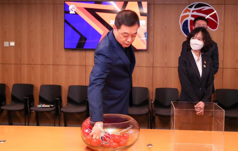 当务之急，咱应该先远离这是非之地，再从长计议。